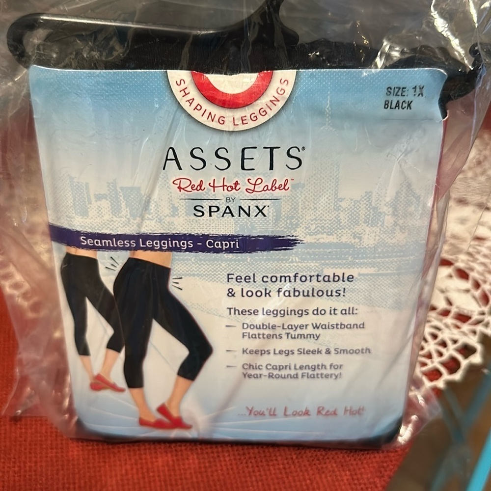 NWT Spanx Seamless Capri Leggings. Heather grey small.  Not black as pictured